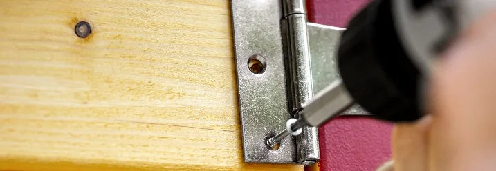 Scharnier mit Akkuschrauber befestigen